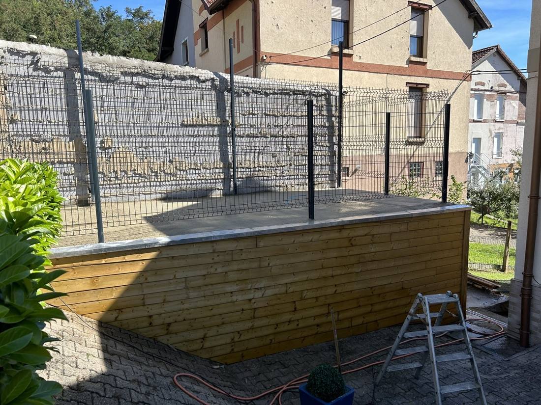 Muret habillé de bardage bois et clôture rigide après travaux