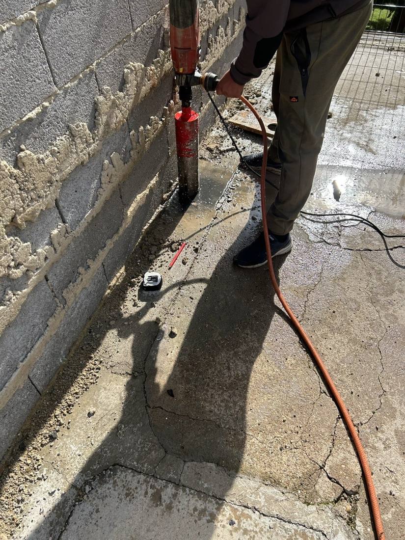 Carottage d’une dalle béton pour sceller les poteaux de clôture