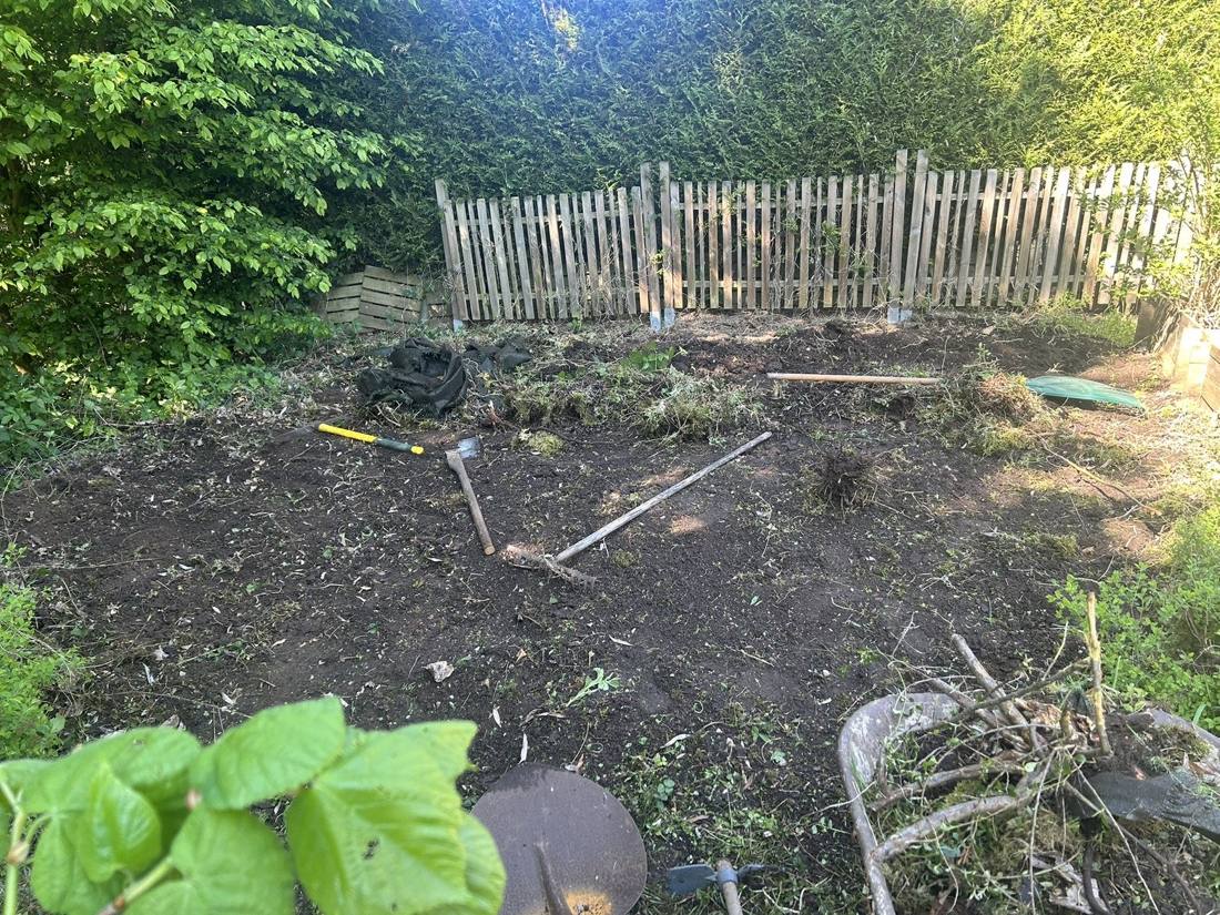 Terrain désherbé et préparé avant la pose de toile