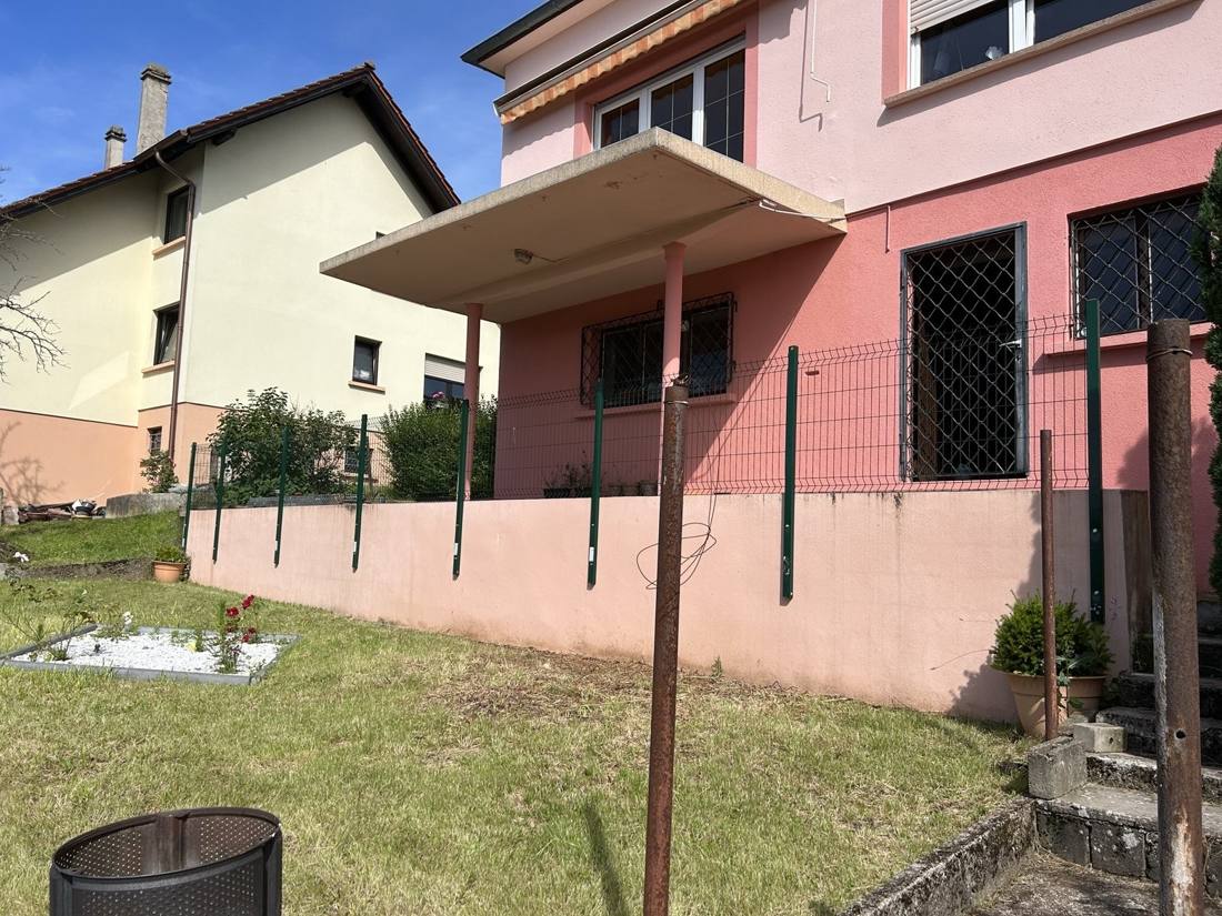 Clôture rigide posée sur muret devant une maison